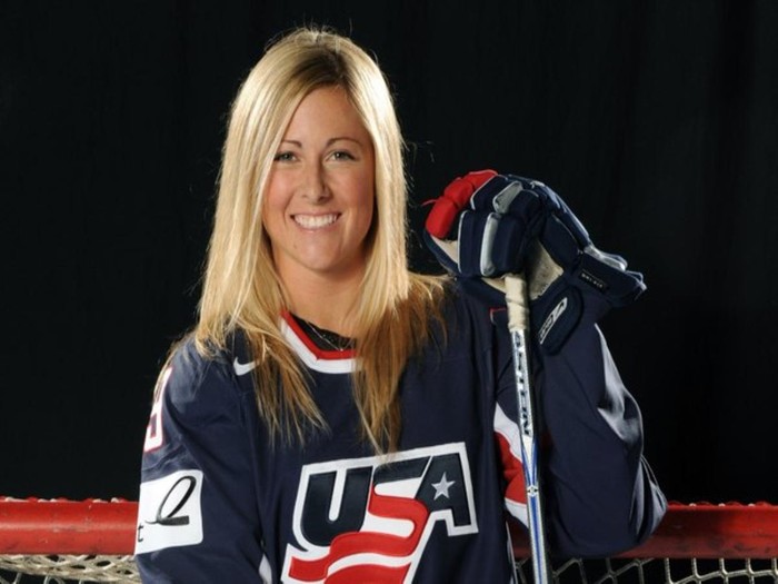 14. Gisele Marvin, Hockey trên băng: Tiền đạo xinh đẹp của ĐTQG nữ Hoa Kỳ đã đoạt huy chương Bạc tại Bắc Kinh 2008.